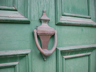 320px-Old_Brass_Door_Knocker